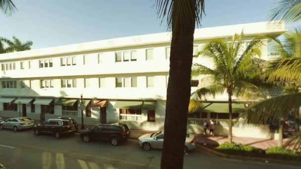 Pan van een hoek in South Beach, Miami gedurende de dag. - Video