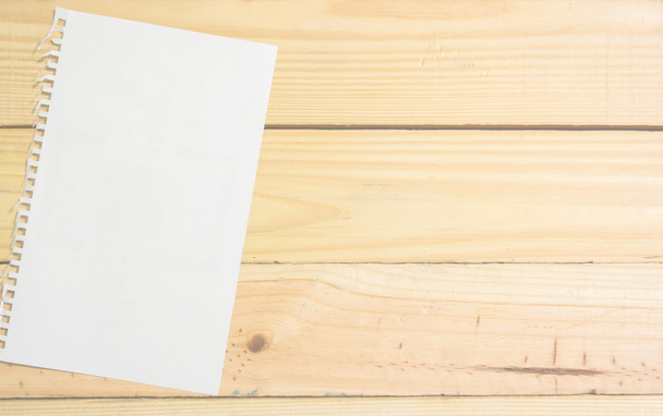 empty white paper on wooden background. - Foto, afbeelding