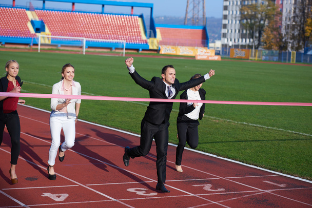 mensen uit het bedrijfsleven wordt uitgevoerd op track racing - Foto, afbeelding