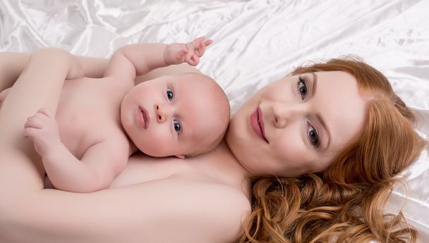 魅力的な母および彼女の幼児をカメラにポーズ - 写真・画像