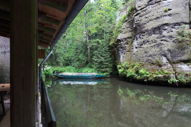 Boat barrage Obere Schleuse on River Kirnitzsch in Hinterhermsdorf, Saxon Switzerland - Фото, зображення