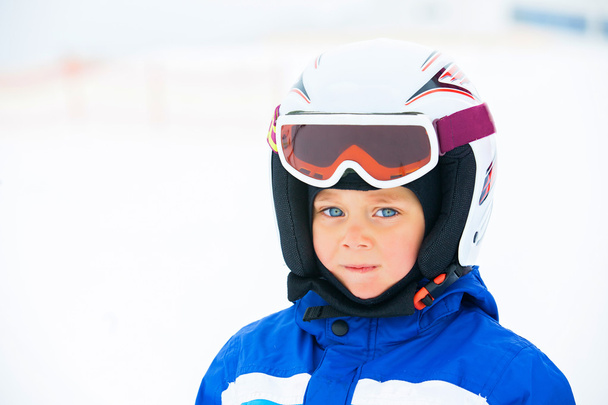 A photo of a Junior skier - Zdjęcie, obraz