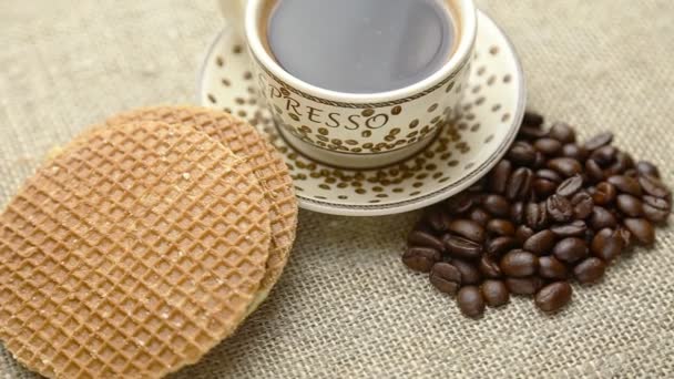 Colazione con caffè e waffle fatti in casa
 - Filmati, video