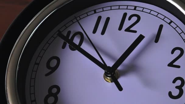 Reloj corriendo hacia atrás Concepto de tiempo
 - Metraje, vídeo