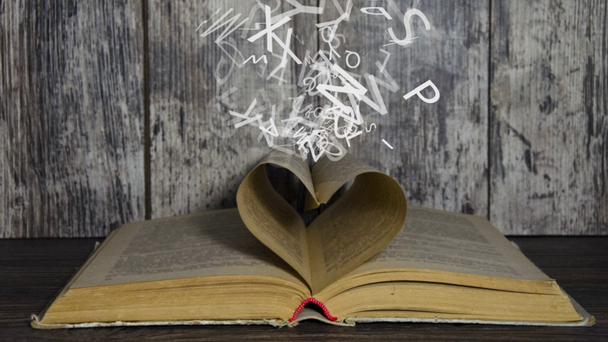 Η έννοια της αγάπης για το βιβλίο. Γράμματα που πετούν εκτός βιβλίου - Πλάνα, βίντεο