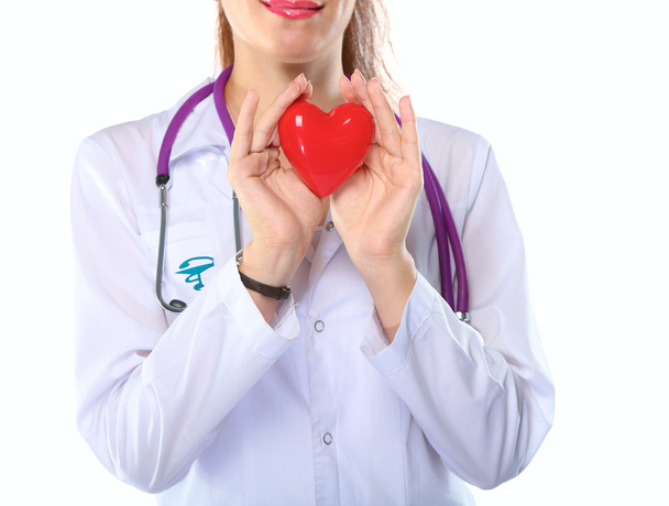 Junge Ärztin mit rotem Herz, isoliert auf weißem Hintergrund - Foto, Bild