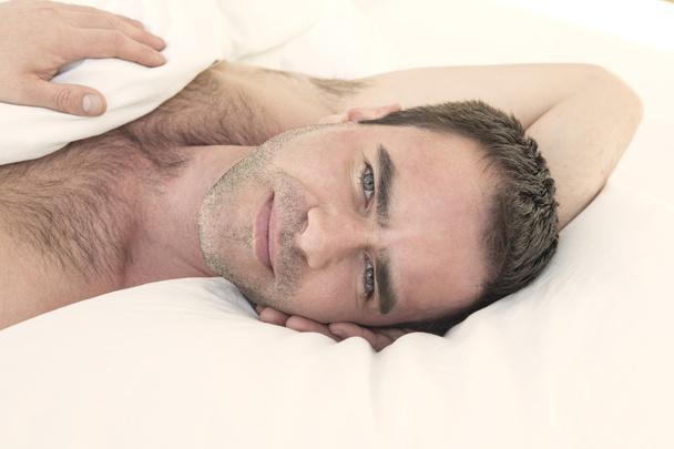 shirtless man in bed and smiling - Fotografie, Obrázek