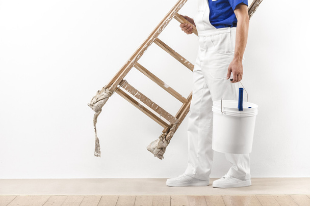 Pintor homem no trabalho com escada vintage e balde
. - Foto, Imagem
