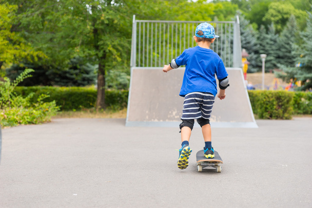 Little boy skating towards a ramp - Фото, зображення