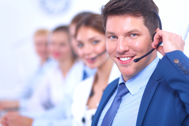 Atractivo Sonriendo jóvenes empresarios positivos y colegas en una oficina de call center - Foto, Imagen