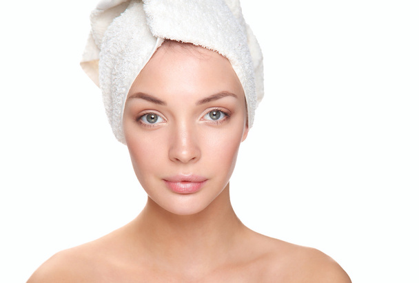 Красивая женщина с полотенцем на голове
 - Фото, изображение