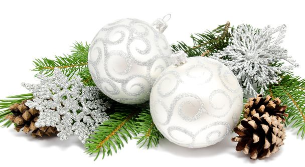 Bolas de decoración de Navidad con conos de abeto
 - Foto, imagen