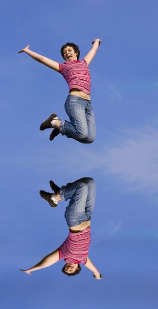 Salto donna in una giornata di sole contro un cielo blu
 - Foto, immagini