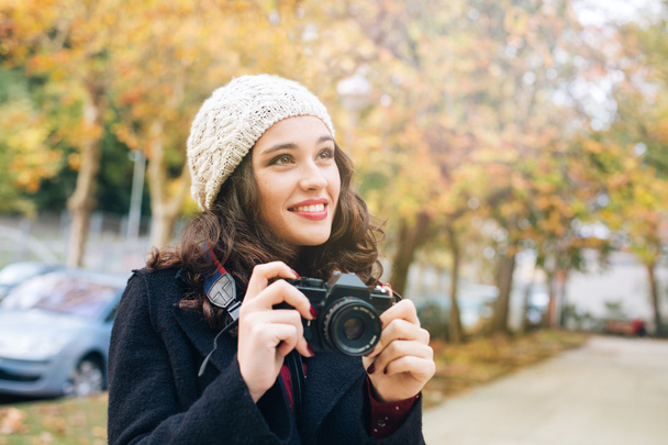 Beautiful photographer woman in autumn - Foto, Bild