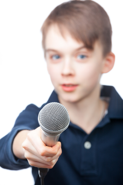 Niño sosteniendo un micrófono
 - Foto, Imagen