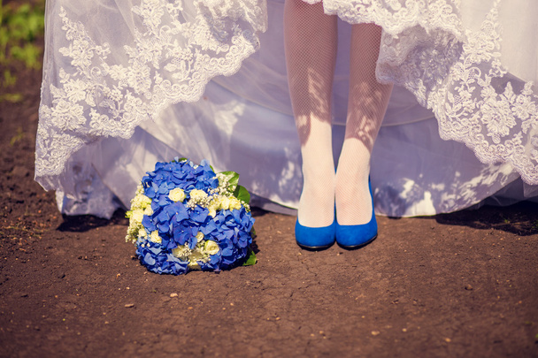 Morsiamen kimppu ja kengät sinisessä
 - Valokuva, kuva