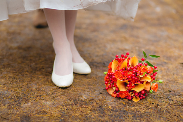 Bouquet de mariée et chaussures
 - Photo, image