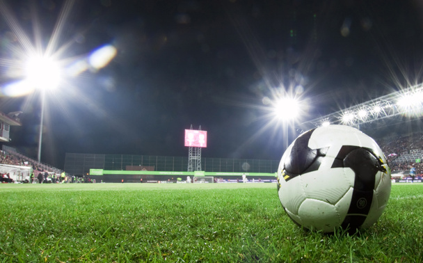 piłki nożnej na stadionie w nocy - Zdjęcie, obraz