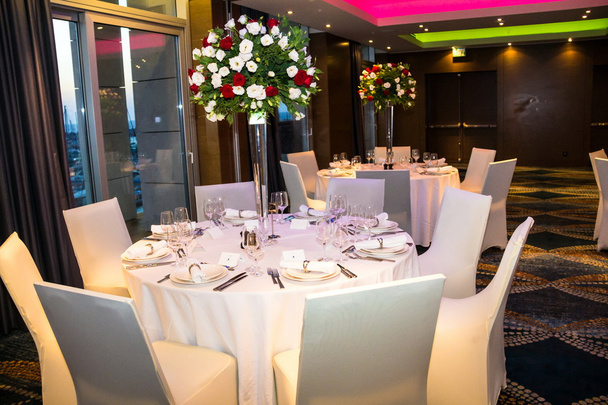 Esküvői bankett-terem árnyalatú fehér, gyönyörű virágok vázában - Fotó, kép