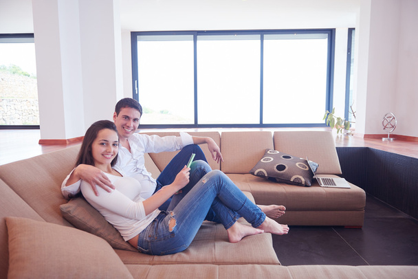 romanttinen rento nuori pari modernissa kodissa tabletin tietokoneella
 - Valokuva, kuva