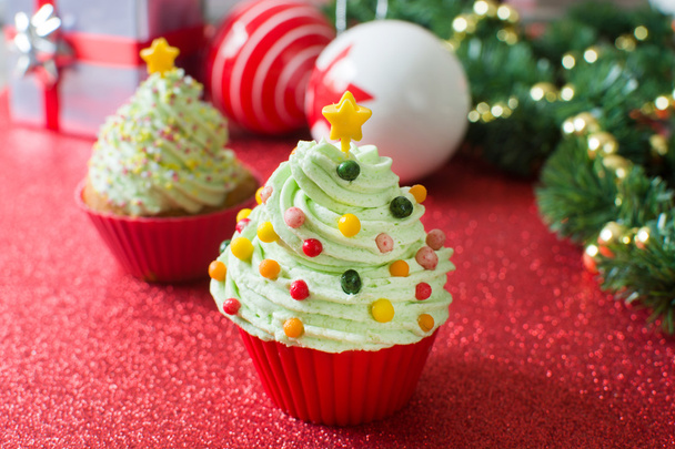 Weihnachtsbaum Cupcakes und Weihnachtsdekoration - Foto, Bild