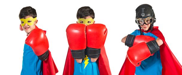 Niño vestido como superhéroe con guantes de boxeo
 - Foto, Imagen