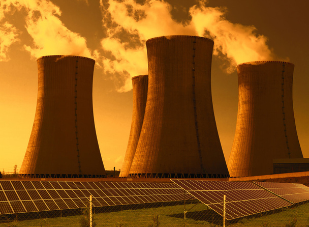 Kerncentrale Dukovany met zonnepanelen in Tsjechië Europa - Foto, afbeelding