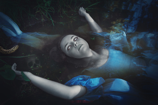 Szörnyű megfulladt a halott kísértet nő - Fotó, kép