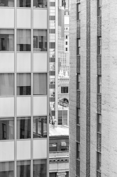 Modern ve eski yüksek binaların siyah beyaz resim. - Fotoğraf, Görsel