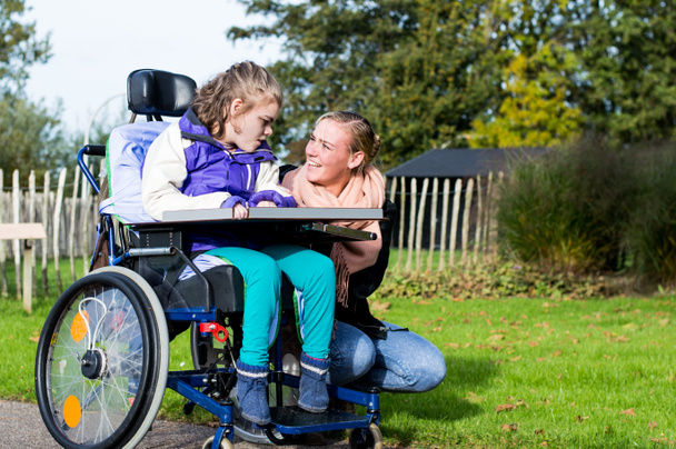 Criança com deficiência em uma cadeira de rodas
 - Foto, Imagem