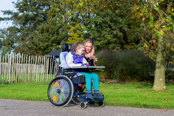 Ребенок-инвалид в инвалидном кресле
 - Фото, изображение