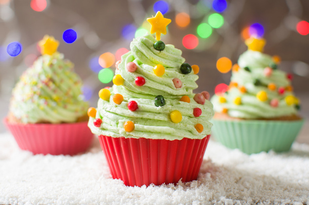 Cupcakes de árvore de Natal com luzes coloridas
 - Foto, Imagem