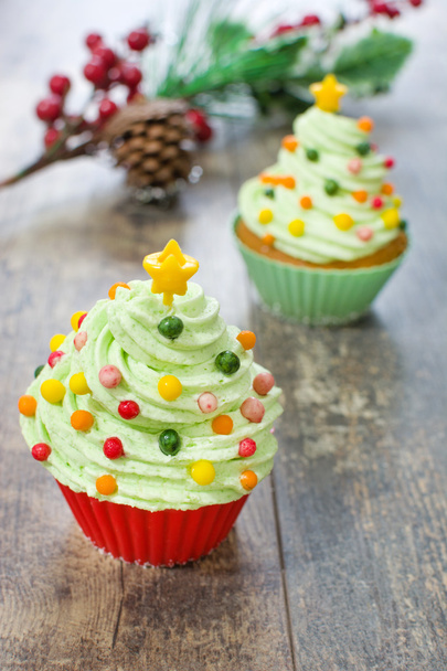 Weihnachtsbaum Cupcakes und Weihnachtsdekoration - Foto, Bild