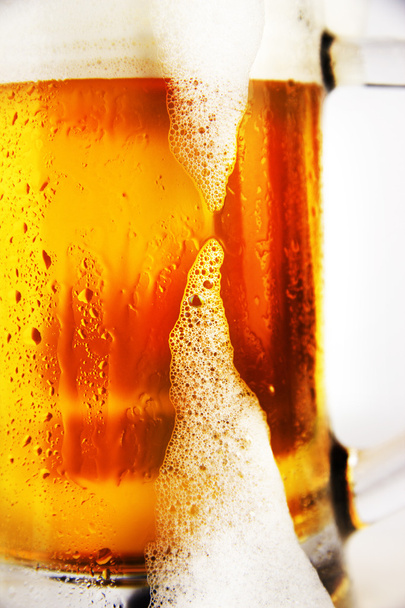 Bicchiere freddo di birra con schiuma
 - Foto, immagini