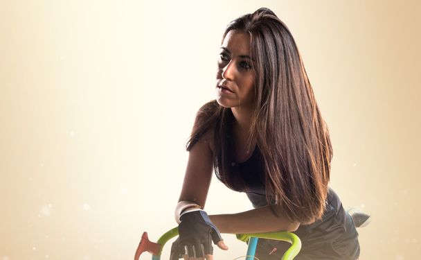 Nainen värikkäällä pyörällä
 - Valokuva, kuva
