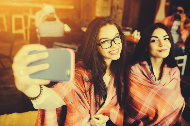 kaksi läheistä ystävää tehdä selfie kahvilassa
 - Valokuva, kuva