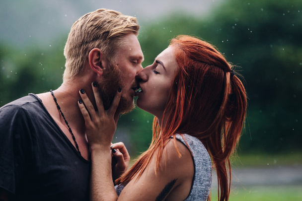το όμορφο ζευγάρι φιλί στη βροχή - Φωτογραφία, εικόνα