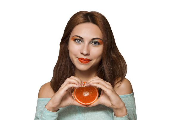 Красивая улыбающаяся девушка с апельсином
 - Фото, изображение