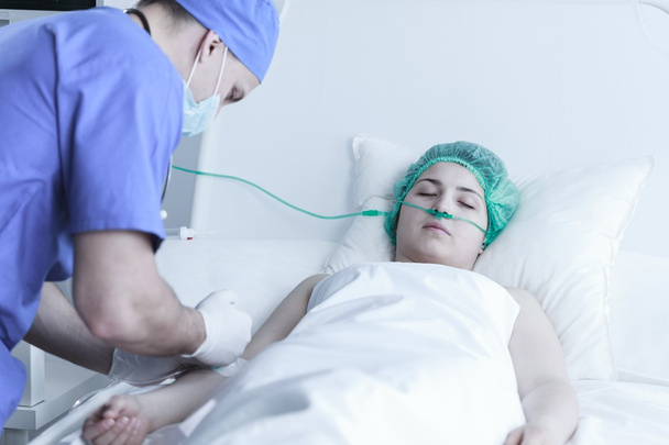Chirurg injecterende zieke vrouw - Foto, afbeelding
