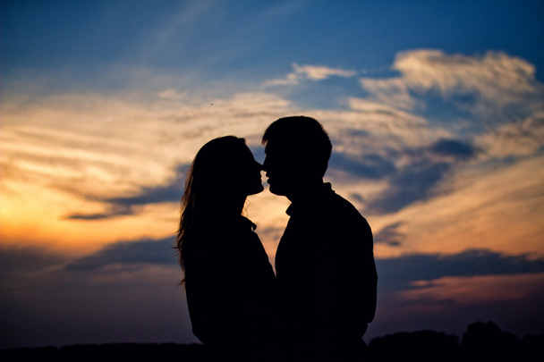 silhouette de baiser couple - Photo, image