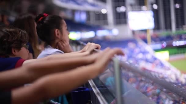 Gyerekek néz egy játékot egy stadionban áll - Felvétel, videó
