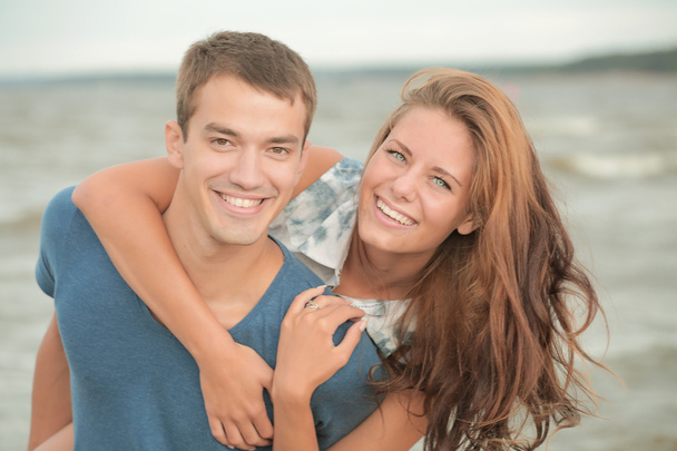 Пара молодих коханців на пляжі зустрічаються
 - Фото, зображення