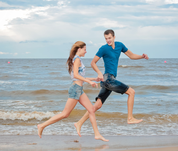 Couple d'un jeune amoureux sur la plage ayant sortir ensemble
 - Photo, image