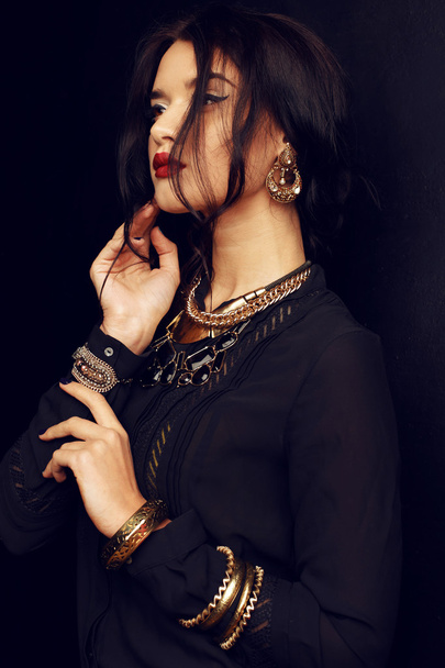 gorgeous woman with dark hair and bright makeup with luxurious bijou - Fotografie, Obrázek