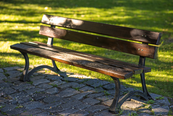 banco de parque em sol outonal macio
 - Foto, Imagem