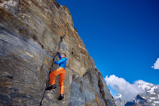 Bergsteiger erklimmt Klippe - Foto, Bild