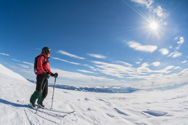 excursão de esqui no dia ensolarado
 - Foto, Imagem