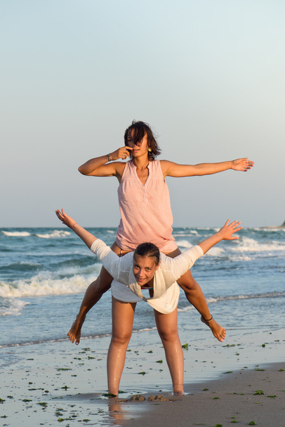 Девушки веселятся на пляже
 - Фото, изображение