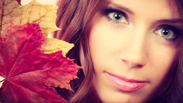 Krásná podzimní dívka s Javorové listy v ruce - Fotografie, Obrázek