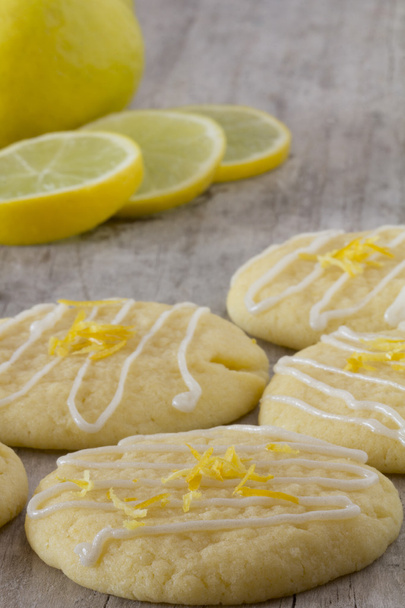 Biscotti al limone su un piatto - Verticale
 - Foto, immagini
